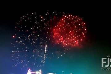 Vistoso espectáculo pirotécnico en el cielo de Telde (Foto Francisco Javier Santana, Jesús Ruiz Mesa y TA)